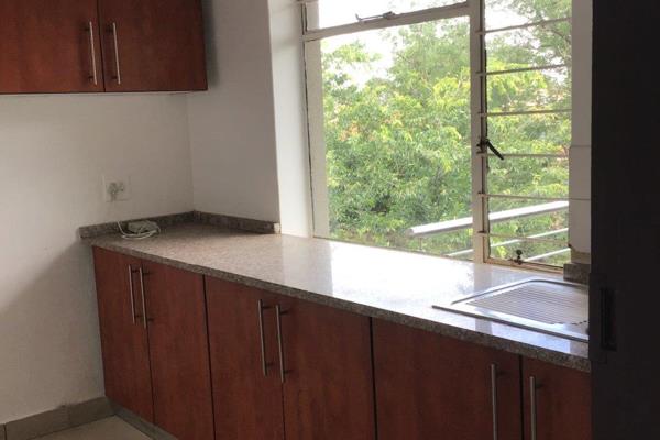 Modern 3-bedroom unit to rent in a prime area of Florida, Roodepoort.

The kitchen is ...