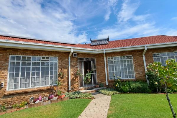 Wow @ R 1 100 000.00 this magnificent 3 bedroom/ Office space open plan townhouse can be yours. 

It also offers 2 full bathrooms (1 ...