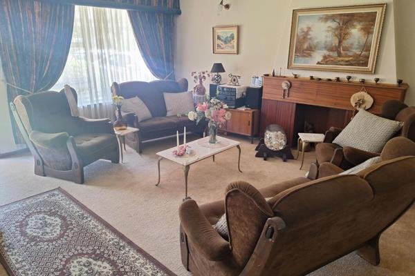 Calling all buyers and investors alike! This golden oldie in Witpoortjie, Roodepoort, is ...