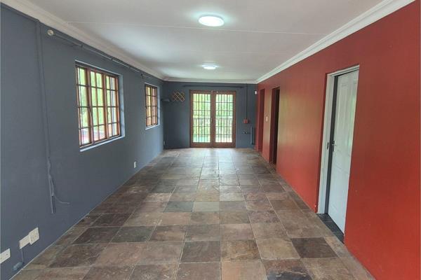 Nestled along the banks of the Jukskei river and positioned between North Riding and Fourways, this flatlet is one of three on a ...