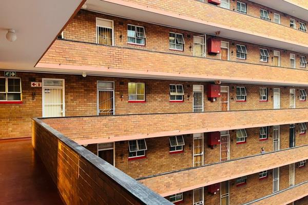 Discover this studio apartment in the heart of Pretoria Central, offering an opportunity to create your dream space. The unit features ...