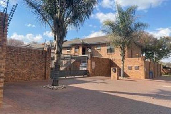 This modern well maintained property is situated in Boksburg North with easy access and perfect location to many schools, malls and ...