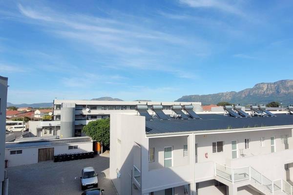 Charming 2-bedroom apartment offering lots of natural light.
 
Beautifully tiled ...