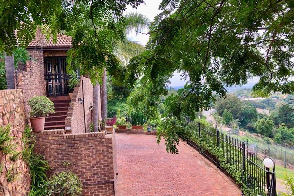 Fixer-Upper Face Brick house with Breathtaking Views in Waterkloof Ridge.

This charming 3-bedroom, 2-bathroom face brick house in ...