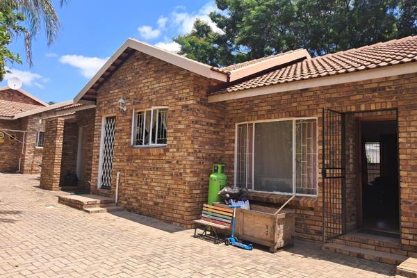 Close to schools

living area, kitchen, 3 bedrooms, 2 bathrooms

1 garage
outside toilet
braai
small yard