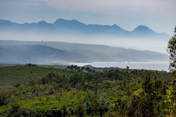 Boarded by indigenous forest, with spectacular views of the ocean and mountains, this 6.6ha property is perfect to build your new home ...