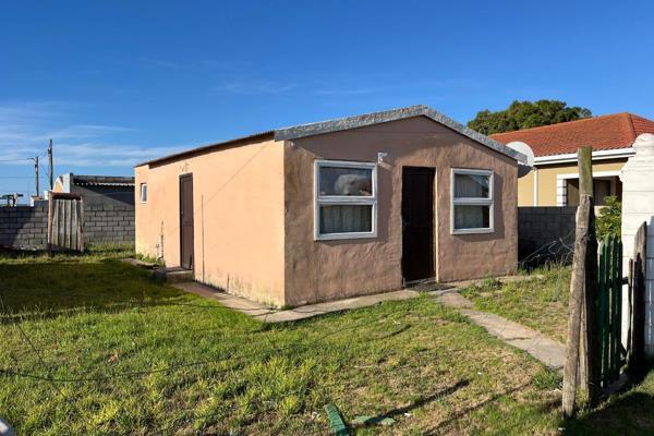 Looking to buy sizeable nd secure property next to the street and right at the corner.

Look no further.

The house consist of 2 ...