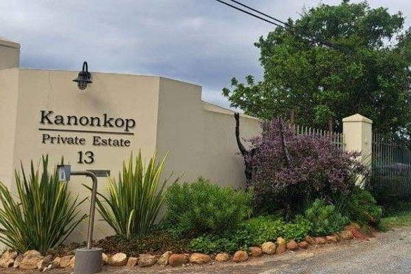 NO TRANSFER DUTY
VAT INLCUDED IN THE PRICE
Set in the serene and exclusive Kanonkop Private Estate, this north-facing plot and plan ...