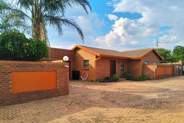 This lovely tiled roof facebrick townhouse is situated within a well maintained complex which is within a24 hour boomed off security ...