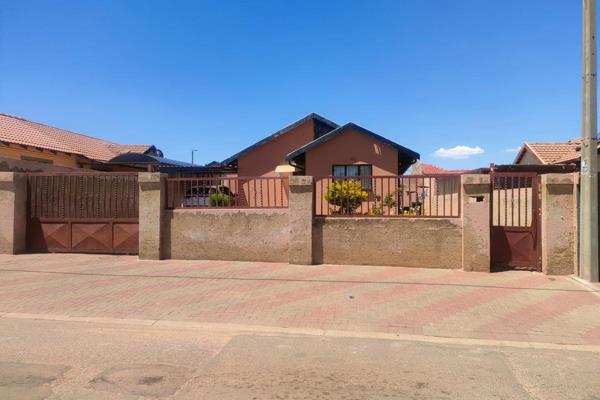 2 bedroom house for sale in Protea Glen ext 12


2 bedroom,open kitchen,lounge,full bathroom. 2 outside room.