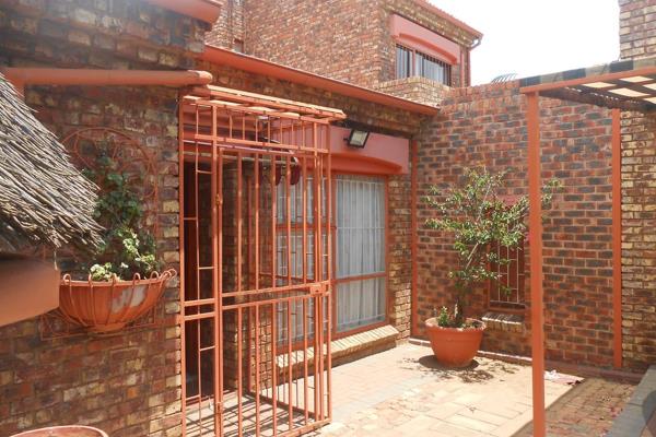 This lovely face-brick unit offers 3 bedrooms, 2 bathrooms, open plankitchen and living area.

Enclosed lapa, pool.

Lock up garage and ...