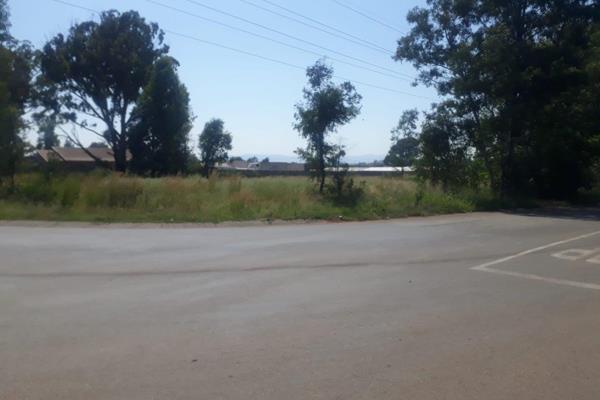 This 4047 m2 vacant corner stand is up for sale. 
Just around the corner from the Henley - On - Klip off ramp to the R59 ...