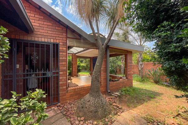 Situated in the sought-after boomed-off Secura Park in Garsfontein, this delightful facebrick home offers a blend of comfort and ...