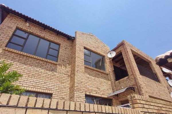 Welcome to Chancliff Ridge, a vibrant and thriving community nestled in the heart of Krugersdorp. This stunning apartment, located in ...