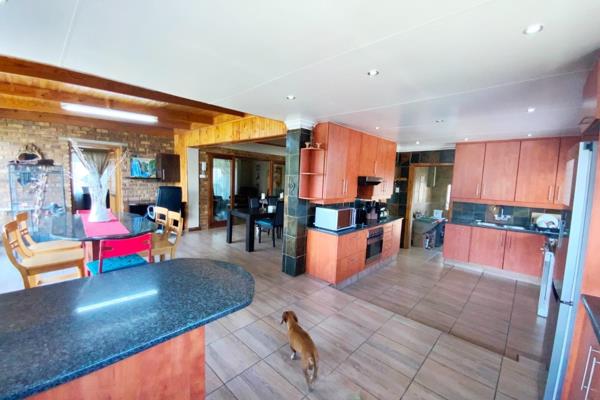 Alberton - beautiful 3 bedroom home with a modern garden cottage 
Modern house for sale ...