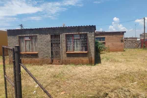 2 Houses on one stand in Tsakane ext 17.
Large enclosed stand. 
On the main road.
Close to the shops.
One building with 2 Bedrooms and ...