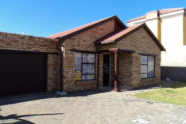 3 Bedroom Fully Tiled Family House in Vista Park Bloemfontein to rent, 2 Bathrooms (1 Full Ensuite), Open/Plan Lounge Dining room / ...