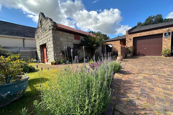 Rarely do you come across a home with such a unique angle and intriguing history. This property boasts the first morgue in Paarl in ...