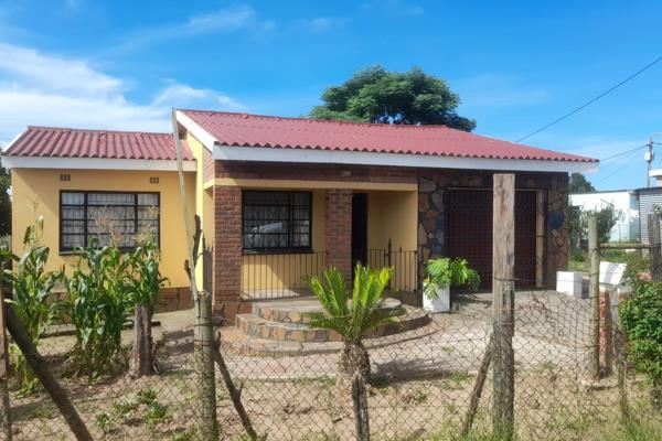 Excited to present this stunning home in Embekweni! It features three spacious bedrooms, a generously sized tiled kitchen with built-in ...