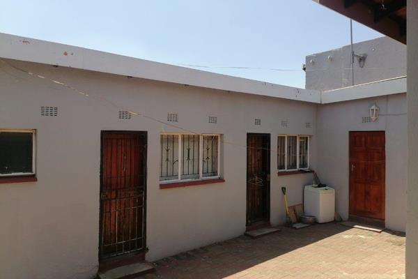 Property for sale Located at Pimville Soweto Extension 4 
* Open Plan Lounge 
*Kitchen ...