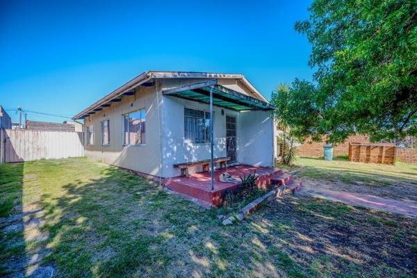 ****Exclusive Mandate**** 
  
This spacious 3-bedroom property is situated in the sought-after suburb of Uitsig close to all shopping ...