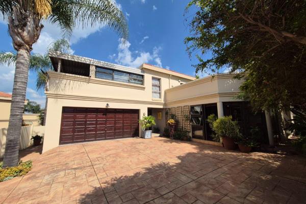 NEAT AS A PIN - Full titlle unit in Estate for sale!

The 3 bedroom, Study, 3 living areas and double automated garage unit is ...