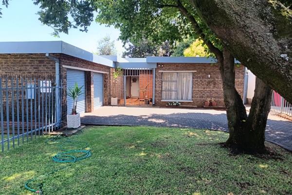 Rent R12000 , Deposit R12000, Admin Fee R1250

Family Home to rent in Risivlle. Currently undergoing Some renovation Including ...