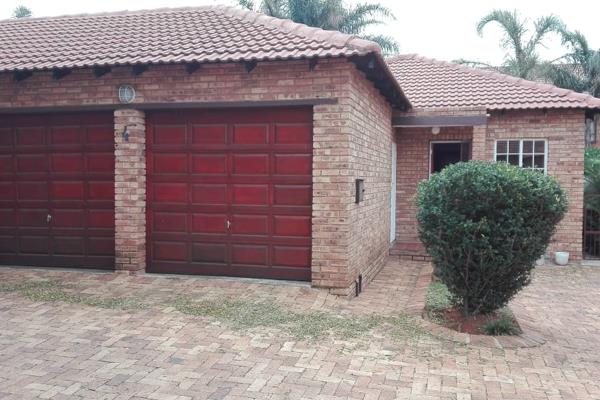 This stunning 2-bedroom, 2-bathroom townhouse in the Manly Complex, Ruimsig, Roodepoort, offers a comfortable and modern living ...