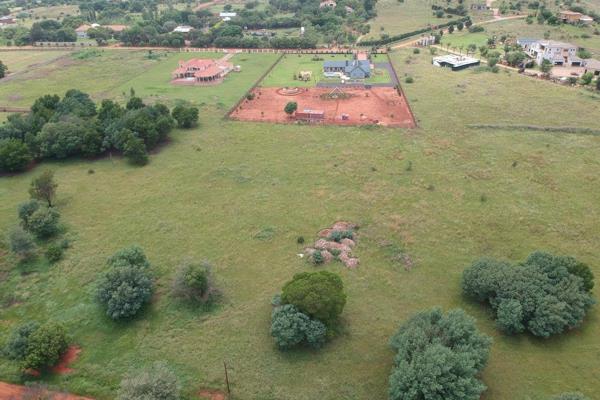 Bargain of the year !!
Beautiful vacant plot in Rietvlei viewing country estate 
Perfect flat stand with a borehole which saves you a ...