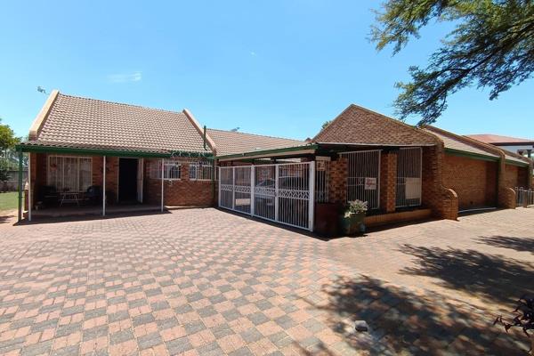 This property offering:
3 x Bedrooms with BIC Main with Study
2.5 Bathrooms Main ...