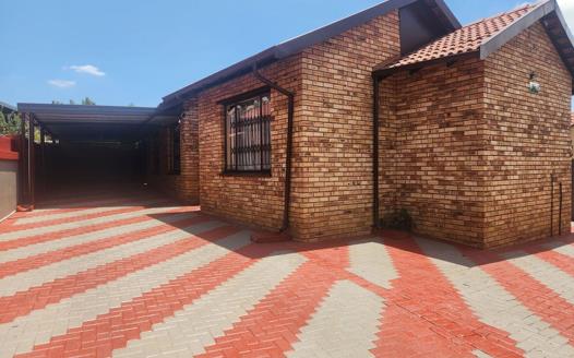 3 Bedroom House for sale in Tlhabane West