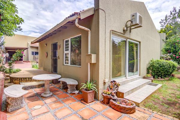 Welcome to this charming and elegant pet-friendly 2-bedroom, 1-bathroom garden cottage located in the desirable Glen Marais area of ...