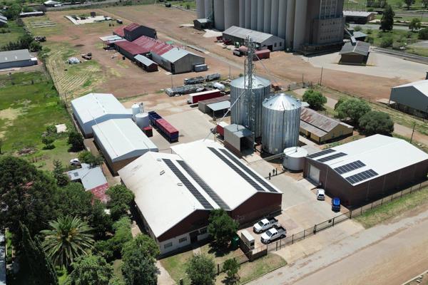 This exceptional 7,904m&#178; property offers a highly secure and fully equipped facility, ideal for agricultural or industrial ...