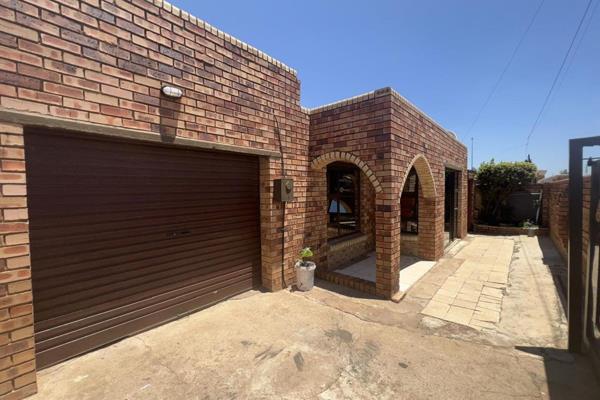 A lovely 2 Bedroom family home  in Jabavu Central Western Ext 1
 This property consist ...