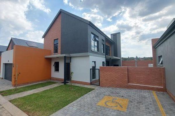 Upmarket four bedroom house directly from the developer - Type DE1

Purchase directly from the developer and save on transfer or bond ...