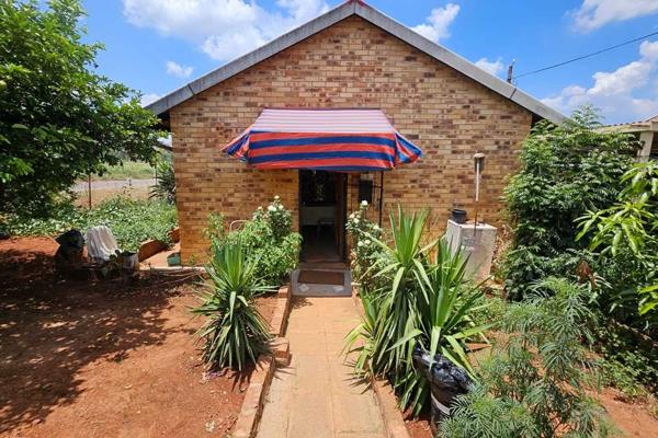 Ideal for single persons, young couple or elderly.  Situated in Elandspoort with easy access to main routes and public ...