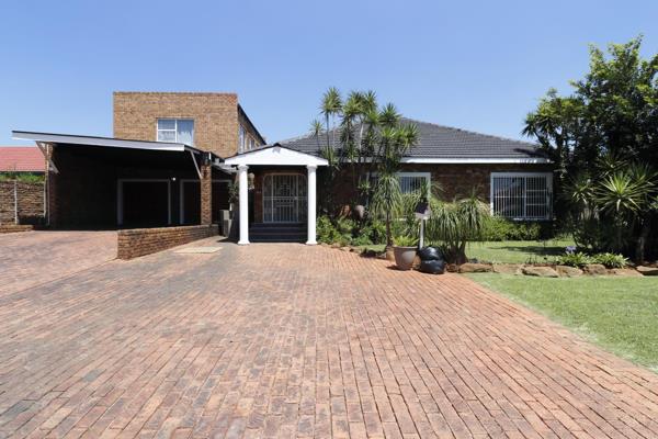 Welcome to Sophisticated Living!! Entertainers Delight in Petersfield Ext.

This Beautiful Home offers:

* 5 Spacious Bedrooms - Master ...