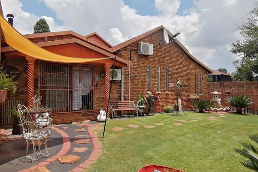 3 Bedroom House for sale in Helikonpark