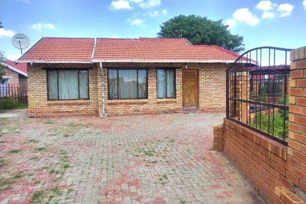 This amazing property is located in Rustenburg North, its on the market for R 580 000. It is a 3 Bedroom, 1 Bathroom, Kitchen and ...