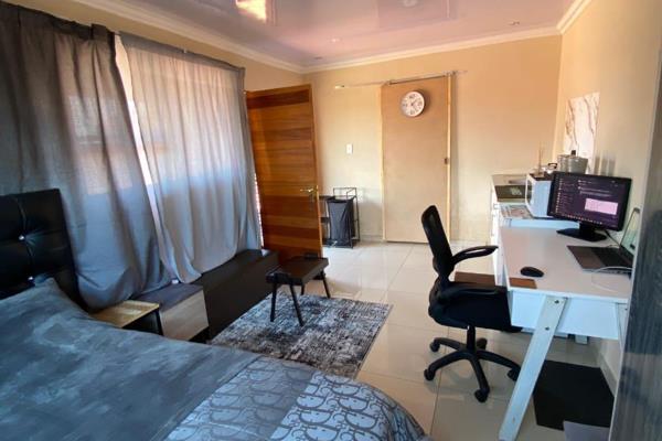 Looking for a cozy and affordable place to stay? This bachelor unit in Protea Glen Ext 2 is available for rent from 1 March.

? Rent: ...