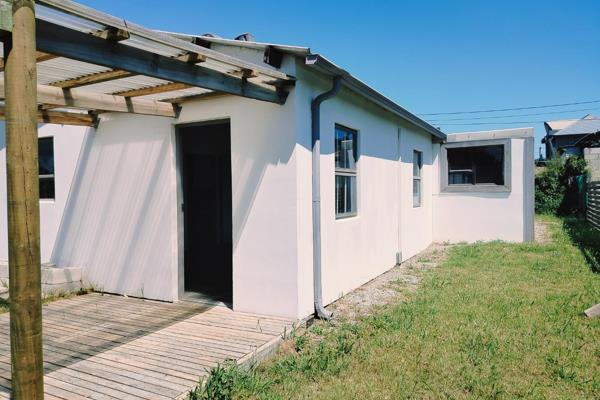 This newly renovated 3 bedroom, 2 bathroom home is located in the township of Kranshoek.
Situated on a 250 sqm stand, this property ...