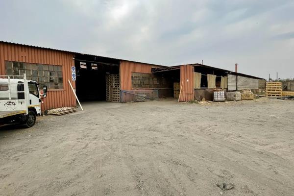 A 1,662 m&#178; warehouse is available for lease in Chamdor, Krugersdorp. It includes ...