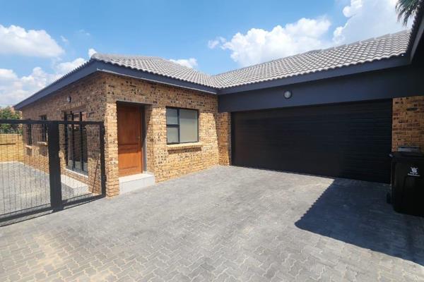 This immaculate 4 bedroom modern Cluster offers 2 bathrooms, open plan lounge and kitchen with a scullery. Top notch finishes, double ...