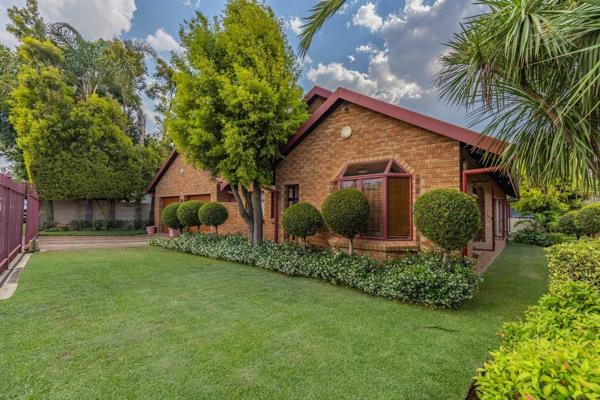 This charming 3-bedroom home in the heart of Garsfontein offers the perfect blend of comfort, convenience, and future potential. With ...