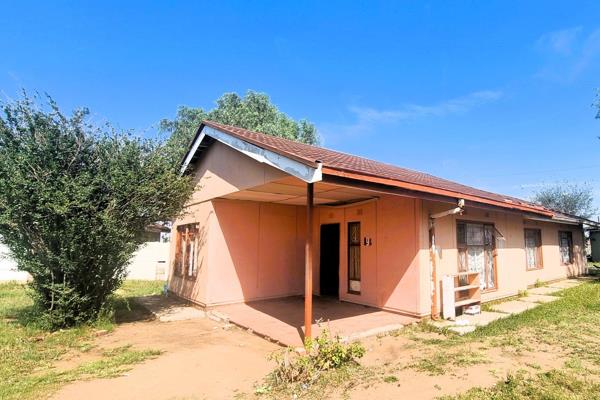 Property situated in quiet neat area of Saaiplaas.

Pre-paid electricity.     

Prefabricated asbestos house offering: three ...