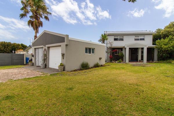 Dual mandate.

This newly listed property is situated on a big stand and is within walking distance from the beach.
The double story ...