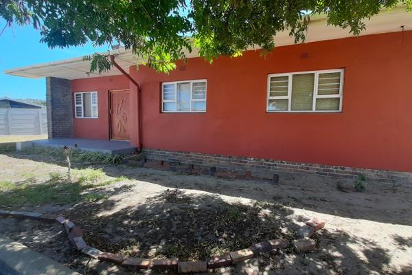 This charming property, located within walking distance of Durban Road and the N1 ...