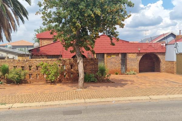 4 Bedroom home in Lenasia Extension 3 For Sale. 
3 bathrooms, 2 ensuites
Open plan lounge dining room areas, entrance hall
Fitted ...