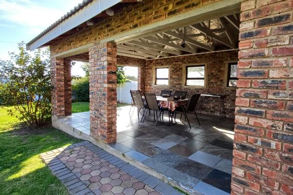 This charming open-plan garden flatlet, situated in Central Hartenbos, features two bedrooms and a bathroom equipped with a shower ...