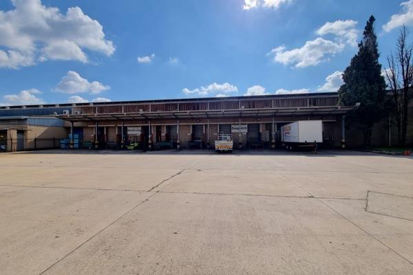 This exceptional 14,884m2 warehouse, set on a massive 48,000m2 stand, offers ...